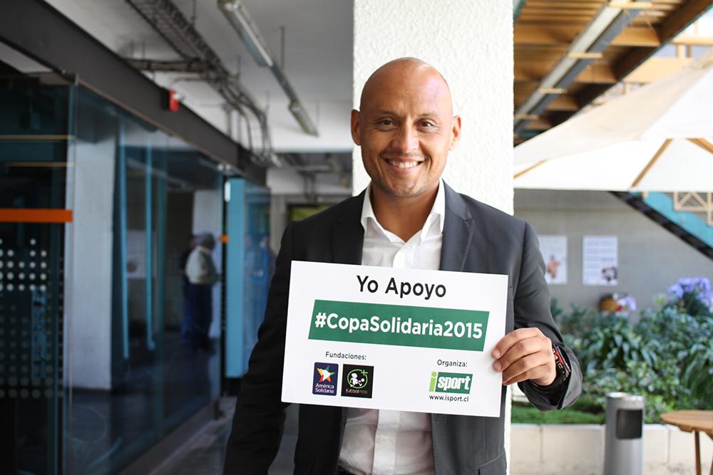 ISportChile's tweet photo. Gracias @claudiobustios x apoyar #CopaSolidaria2015 @futbolmasorg @americasolidari ¡UnGranAbrazo! CopaSolidaria.cl http://t.co/63lqMYFf92