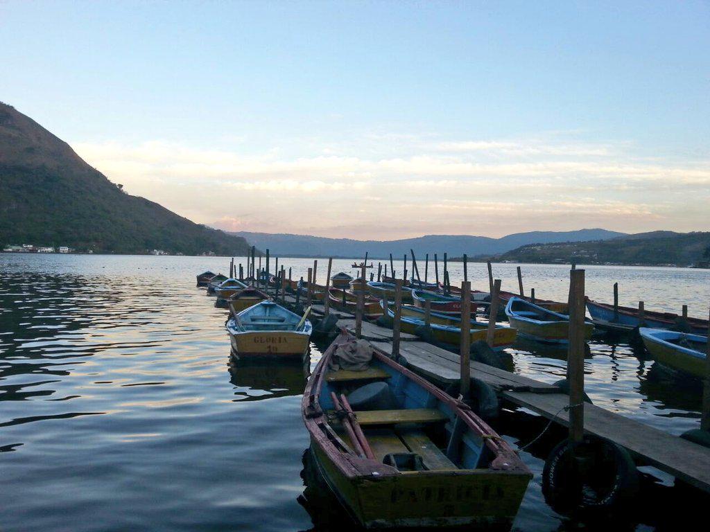 PampichiNews's tweet photo. @roxanabaldetti su gobierno puede marcar la historia como el que rescato el Lago de #Amatitlán. 
NO DEJE QUE MUERA!!! http://t.co/I5txizKhTR