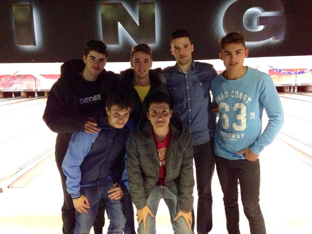 AleexGaarcia03's tweet photo. Tarde de 10 con los mejores! #Bolera #Chamartin http://t.co/Wm4ymG4JoQ