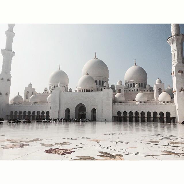 CodySimpson's tweet photo. Sheikh Zayed Grand Mosque. What an awesome cultural experience http://t.co/esKurfTPbq