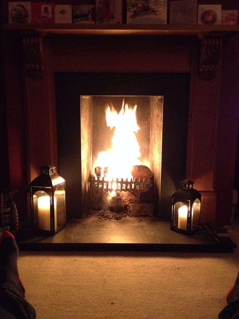 JPEde's tweet image. One of the joys of winter. #manmakefire