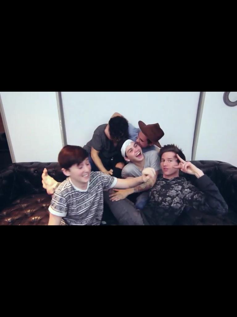 kaleycuoco626's tweet image. NOOOO #RIPO2L love u guys so much @KianLawley @RickyPDillon @jccaylen @sampottorff @TrevorMoran (@ConnorFranta )