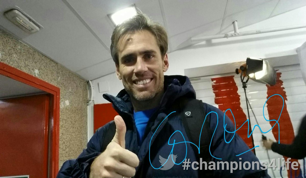 LaLiga's tweet photo. Envía un SMS con UNICEF al 38028 para combatir el ébola y colabora con #champions4life como Corona http://t.co/d4jKppuec3