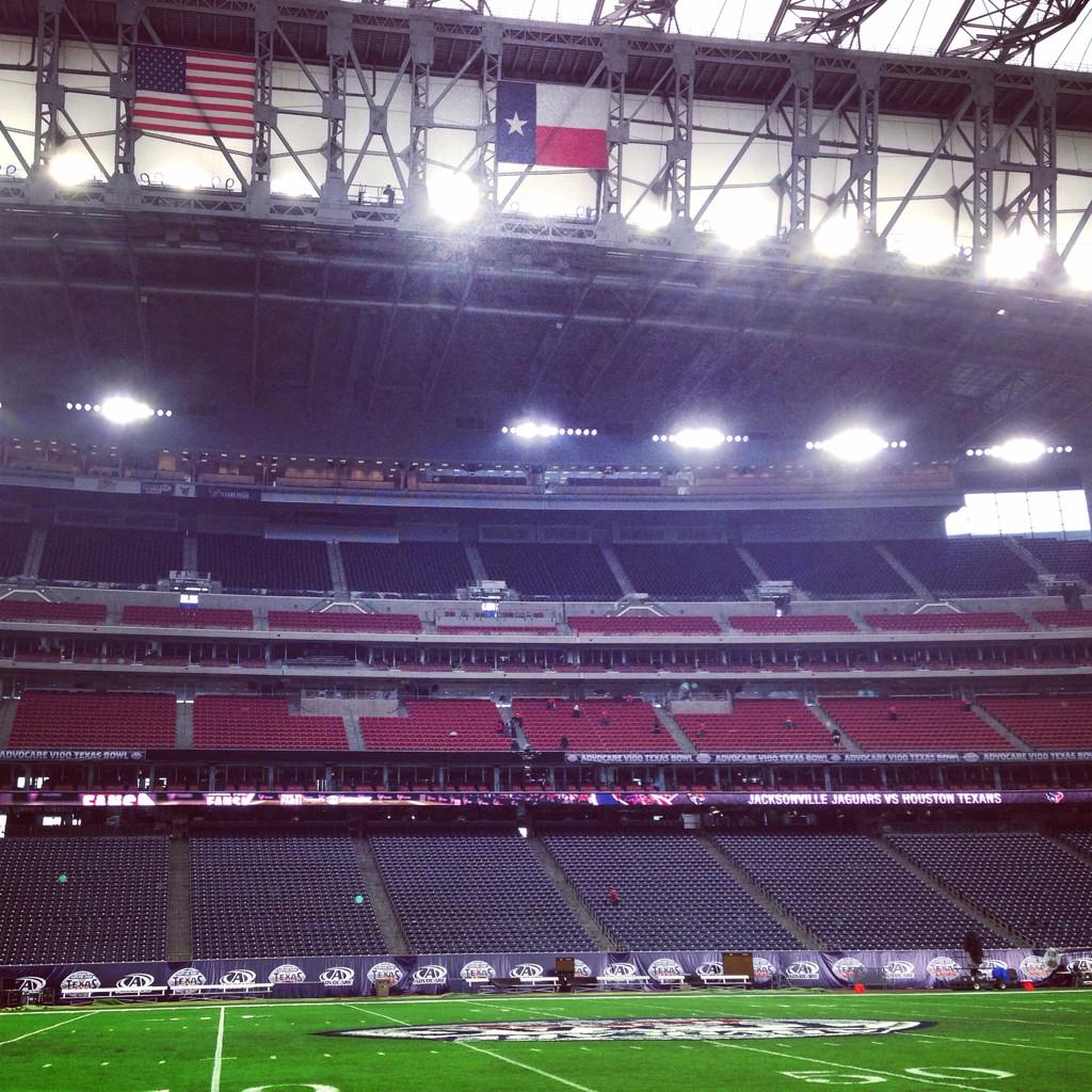 LonghornNetwork's tweet photo. BOWL DAY IS HERE. It's like they already know Texas will come out on top. #checktheflag #lonestarstate #ARKvsTEX http://t.co/4Uu8r4X0w1