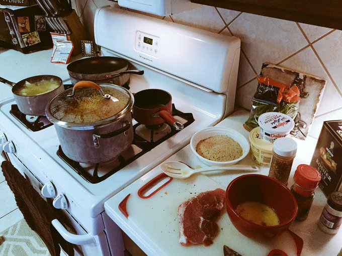 Whats cookin good lookin?! 😎😳😈 http://t.co/DGQHkpa99x