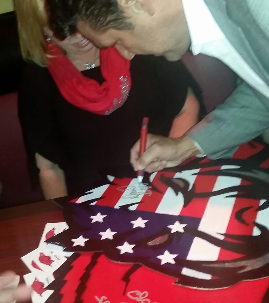 HogsWall's tweet photo. Getting an autograph from David Bazzel! WPS! #DavidBazzel #GoHogs http://t.co/PSapFwm3KI