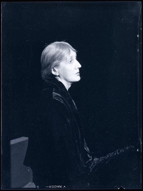 What Did Virginia Woolf Look Like  in 1935 