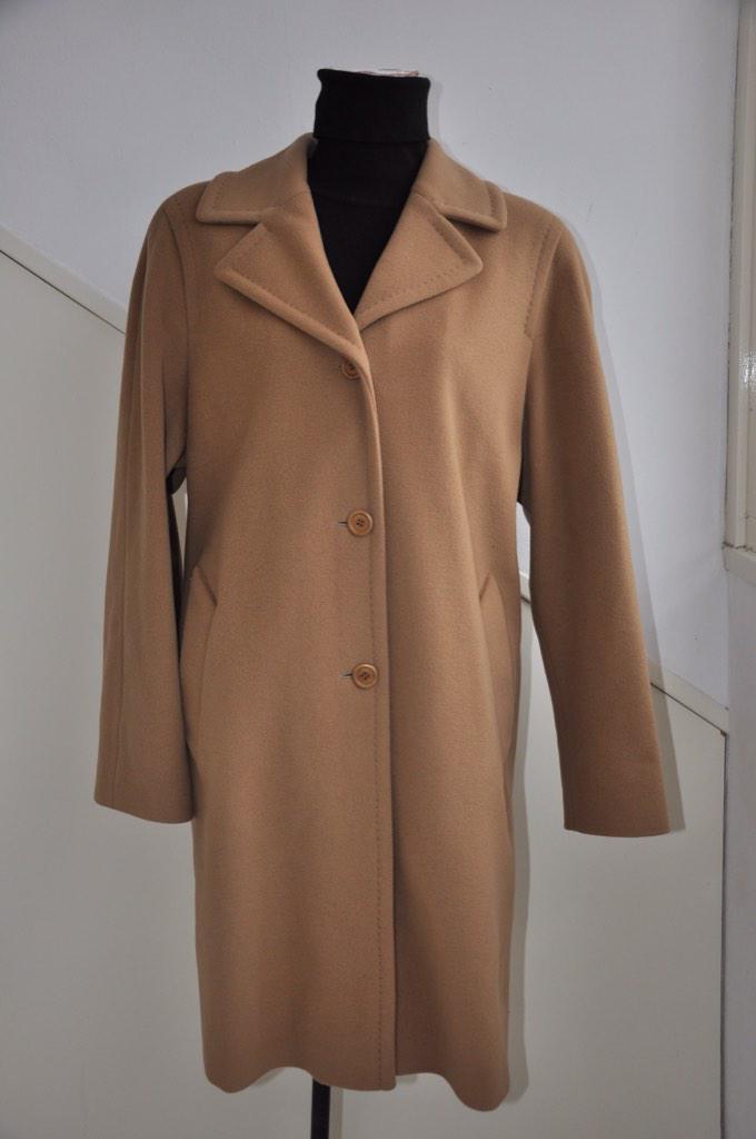 A Camel coat is a wardrobe essential! Claudia Sträter mt 40 €45,- #Leeuwarden #vintage #fashion
