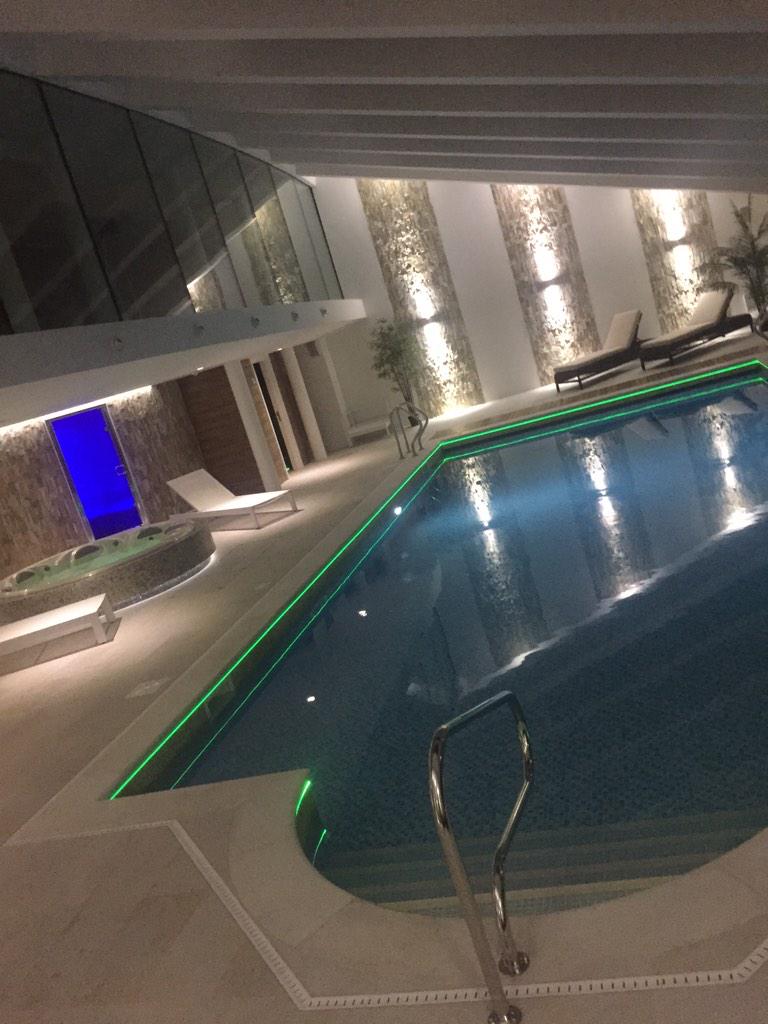 AlixThomson's tweet photo. @AlixThomson: Swim, jacuzzi &amp; steam out this cold 🙌 #relaxingnightin #home #pool #spa #nofilter ❤️ http://t.co/SjQJNDbl08