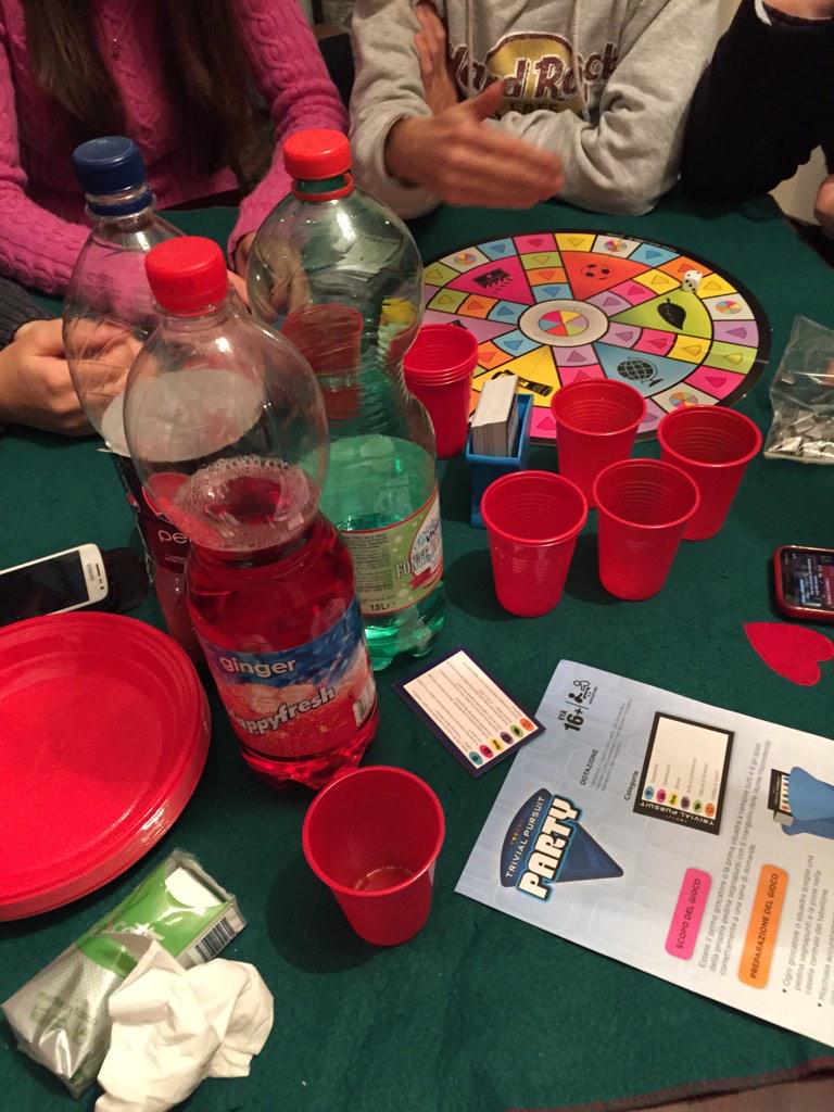 lorenzodecaro's tweet image. Giochi di Natale accompagnati da nostalgiche note musicali degli anni '90 #🎶📻💖 @RenataEmma