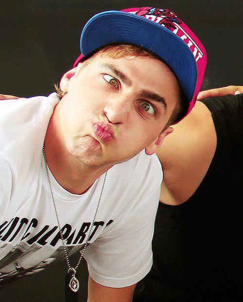 julifrancom's tweet photo. @HeffronDrive I Love You
Rusher Forever http://t.co/oWVHbvRf6F