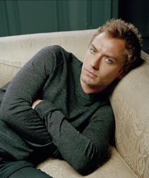 I wanna wish a happy 42nd birthday 2 Jude Law I hope he has a great day with his family & friends 