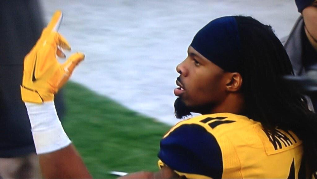 FletcherMassie's tweet photo. This is the second time this game a West Virginia player has imitated a Johnny Manziel hand sign http://t.co/QJt7cZjJo9