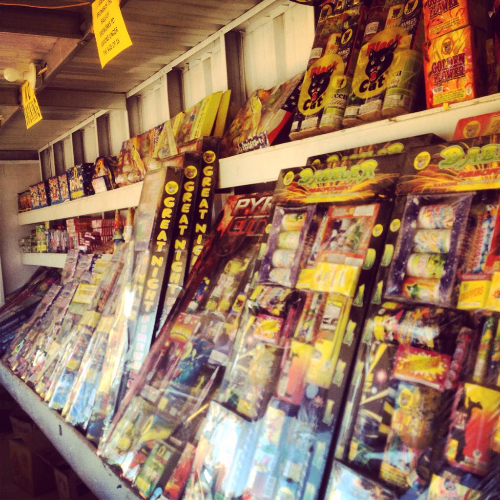 JavaJavagypsy's tweet image. Celebrate your New Years with a BANG!! Get your fire works off of Missouri and Don Roser!!