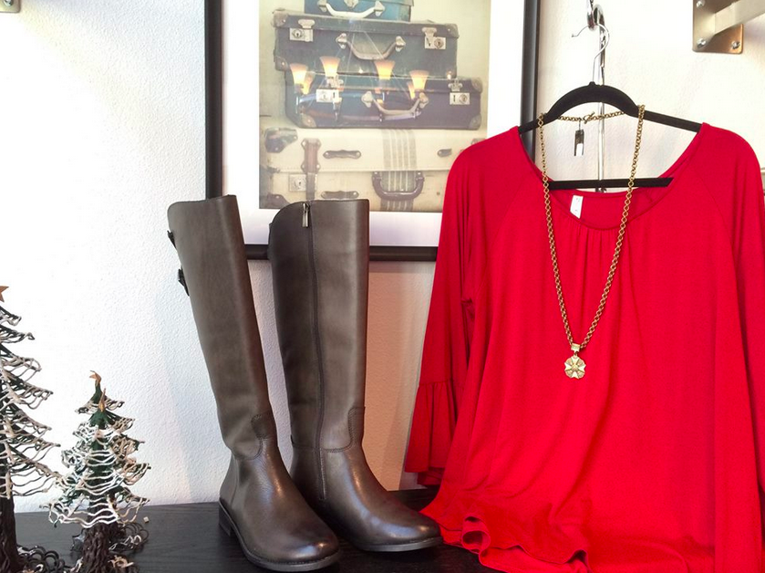 ShopButtonUp's tweet photo. 'Tis the season for a soft rayon jersey tunic by @2TeeCouture! Pair it with a necklace by #FrenchKande. #rosevilleca http://t.co/rSFVoESe49