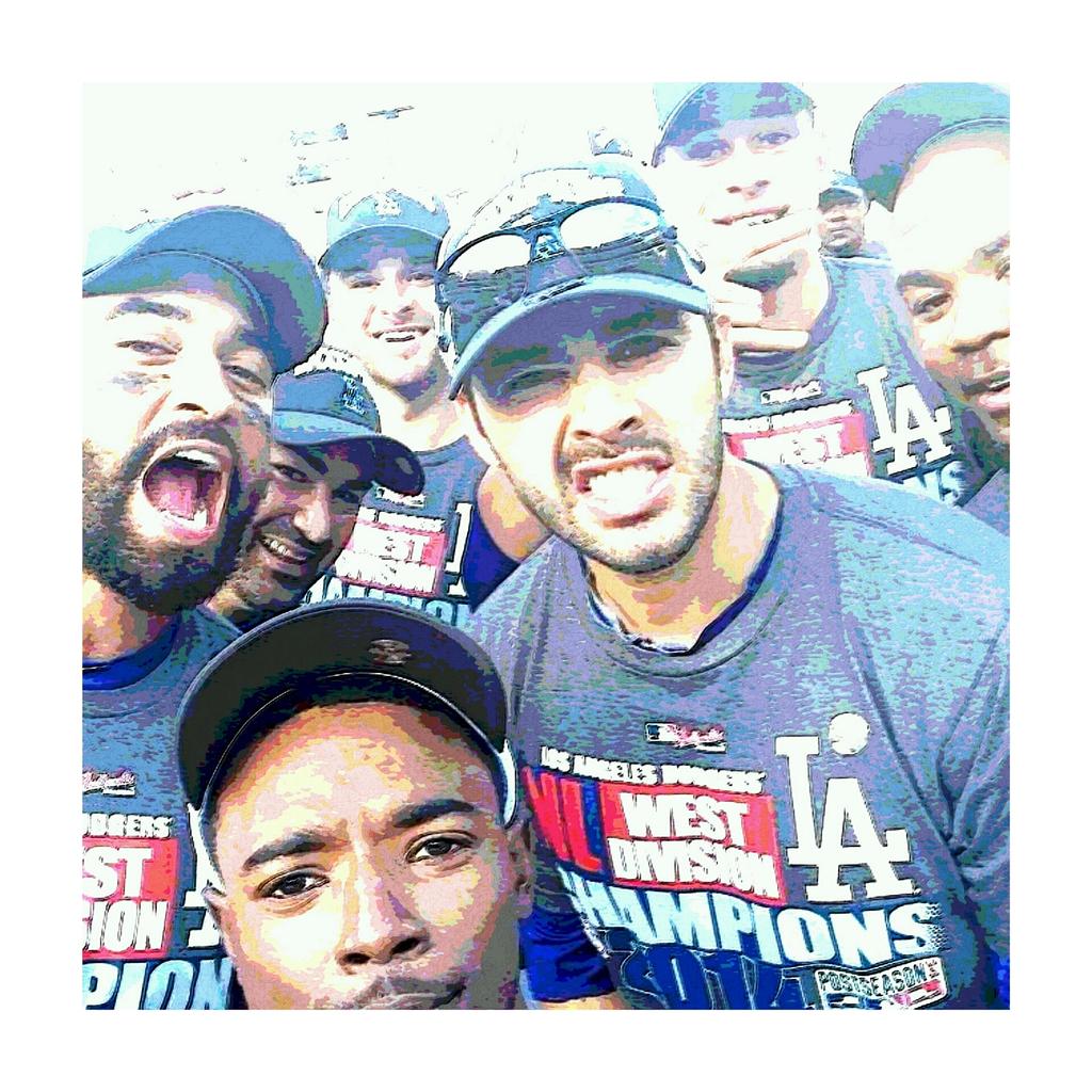Carlosdodgers97's tweet photo. SELFIE OF THE YEAR http://t.co/cW7tOkYXas