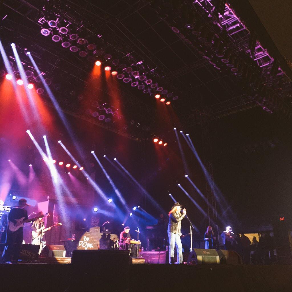 .<a href="/TraceAdkins/">Trace Adkins</a> is giving the <a href="/MusicCityBowl/">Music City Bowl</a> fans a #Nashville welcome! #mcb