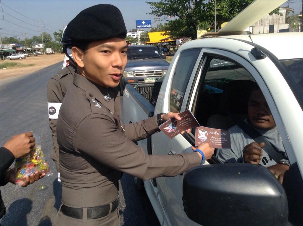 moopee2007's tweet photo. @Thai_News_RSS ตำรวจสระแก้วแจกลูกอม ผ้าเย็นแก่ผู้ใช้รถใช้ถนนช่วงเทศกาลปีใหม่ #ตำรวจสระแก้ว http://t.co/xlzWgxVsjV