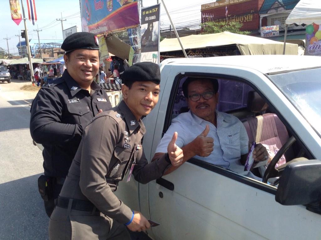 moopee2007's tweet photo. @Thai_News_RSS ตำรวจสระแก้วแจกลูกอม ผ้าเย็นแก่ผู้ใช้รถใช้ถนนช่วงเทศกาลปีใหม่ #ตำรวจสระแก้ว http://t.co/xlzWgxVsjV
