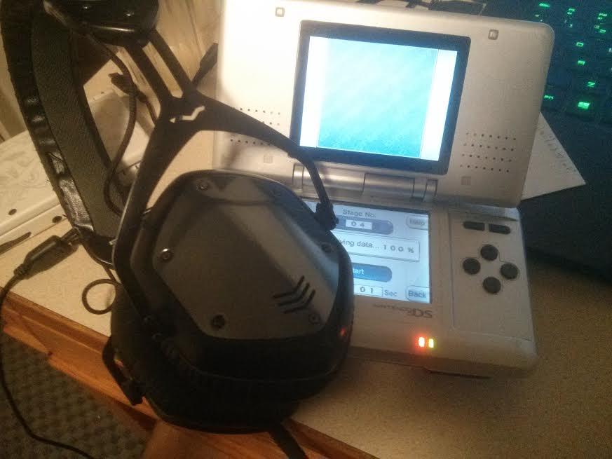 smealum's tweet photo. was bored, figured i'd try exploiting my DS through audio... almost got code exec ! #soundhax http://t.co/czIz98jHiK