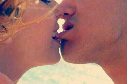 ajf9000's tweet photo. من ودها بترطيب شفايف http://t.co/WJJRZ3vYUi