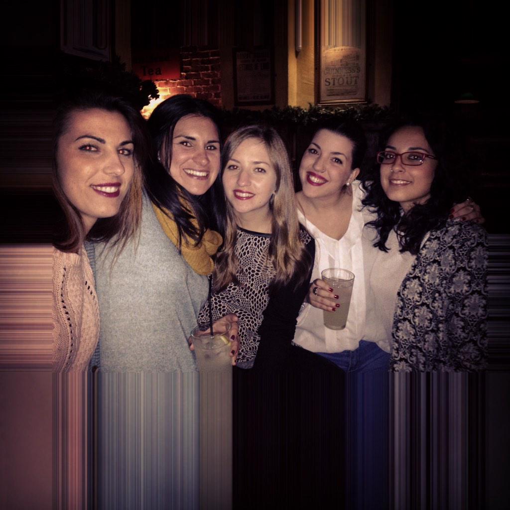 MiriamGranado's tweet photo. ¡Preparando la boda de @SofyPearson y los flecos de las damas de honor @MAngelesRC @NuriaAnca @EstefaniaBarea ! http://t.co/E41ZPSFX64