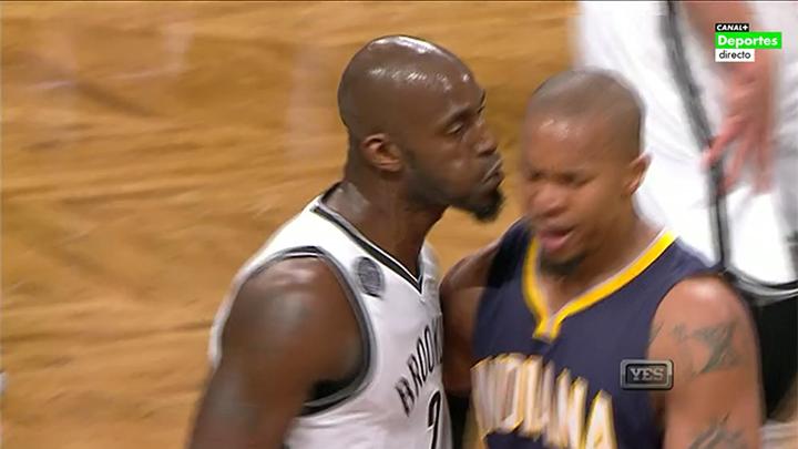 MovistarNBA's tweet photo. Soplidos, intentos de mordiscos... ¿Are you ok Garnett? #SantaNBA #dormiresdecobardes http://t.co/24TxWrQDAI