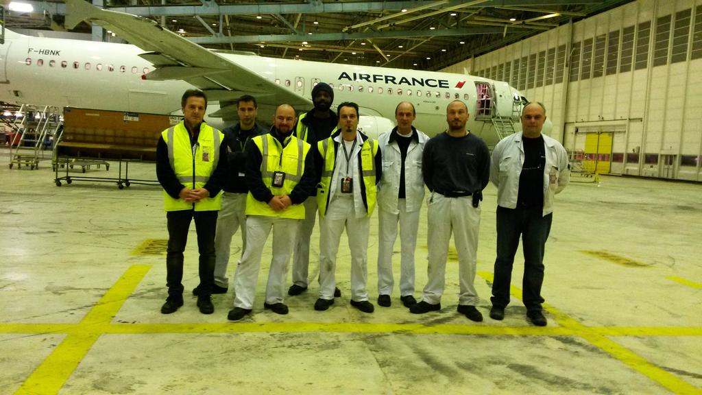 AnneLaureBanse's tweet photo. @AFnewsroom super soirée avec l'équipe maintenance #AirFranceindustries @m6info @m6 @AFIKLMEM http://t.co/rMseLT1STi