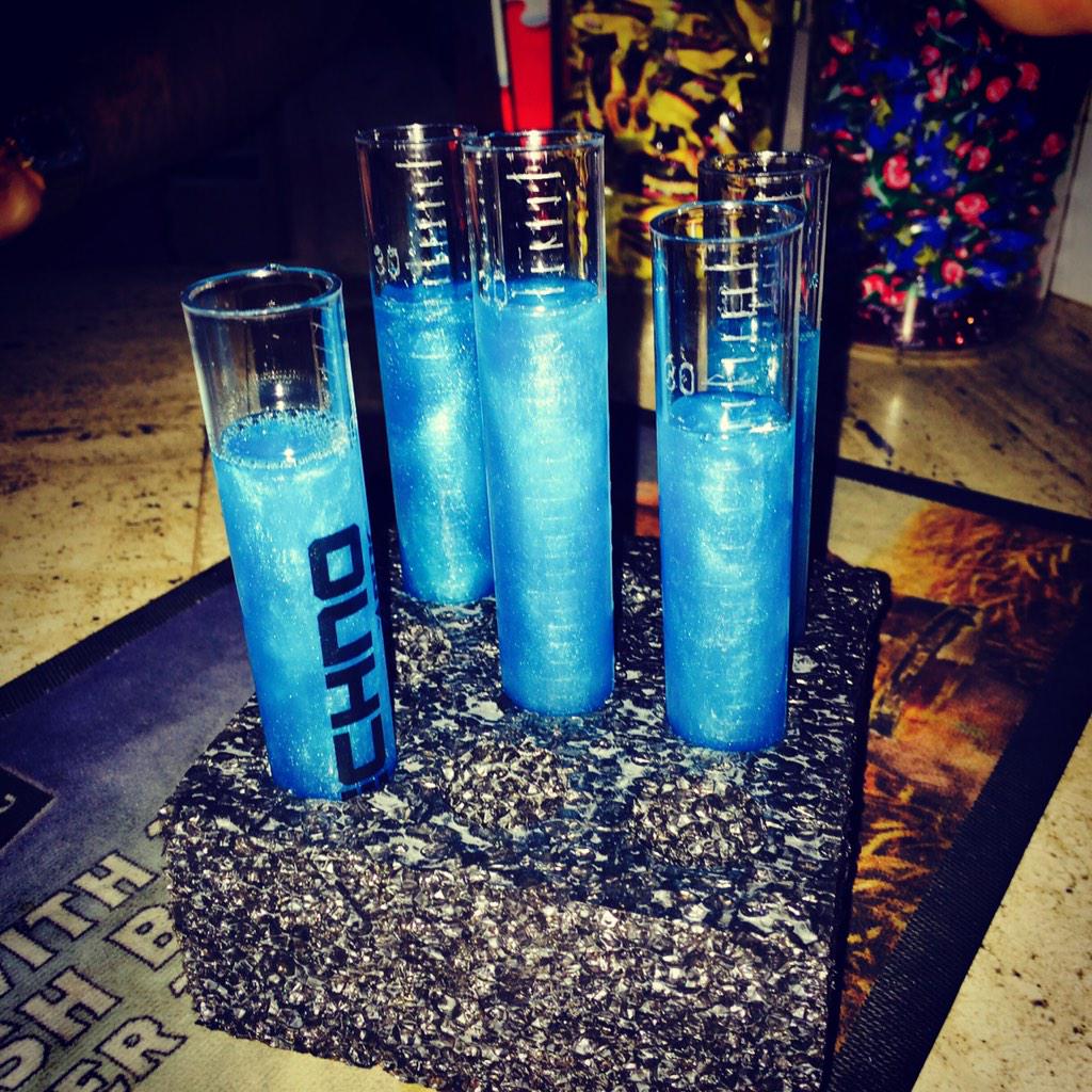 _AnToNeLLaA_'s tweet photo. #Tecnoparty #chicchetti #artic #vodka #provette http://t.co/4T3X2ZR7rI