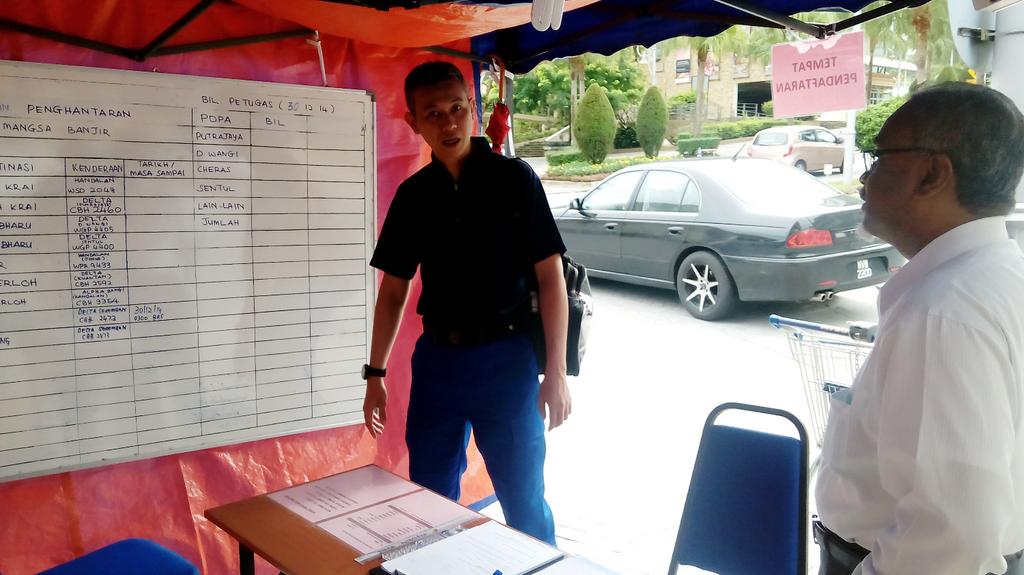 ERCBentong's tweet photo. Lawatan TKPP @hjzainun ke Pst Pgumpulan Bntuan Bencana di @JPAMPUTRAJAYA @kpjpam @ZubirJuzadJPAM  @JPAMtwiter http://t.co/NAyjenAKAP