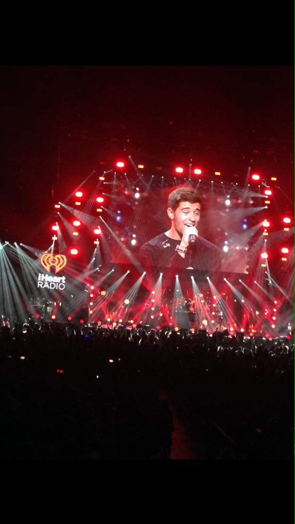 jmmillertaryy's tweet photo. #JakeMillerMemory2014 seeing this amazing person perform his heart out infront of 20,000 ppl n meeting him❤️😊 http://t.co/ho9xmPiRy0