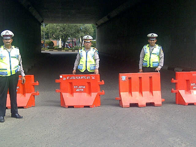 Alih arus di TL Keong, lalin dari Cilangkap menuju Pintu I TMII/Garuda diluruskan arah Kp.Rambutan.