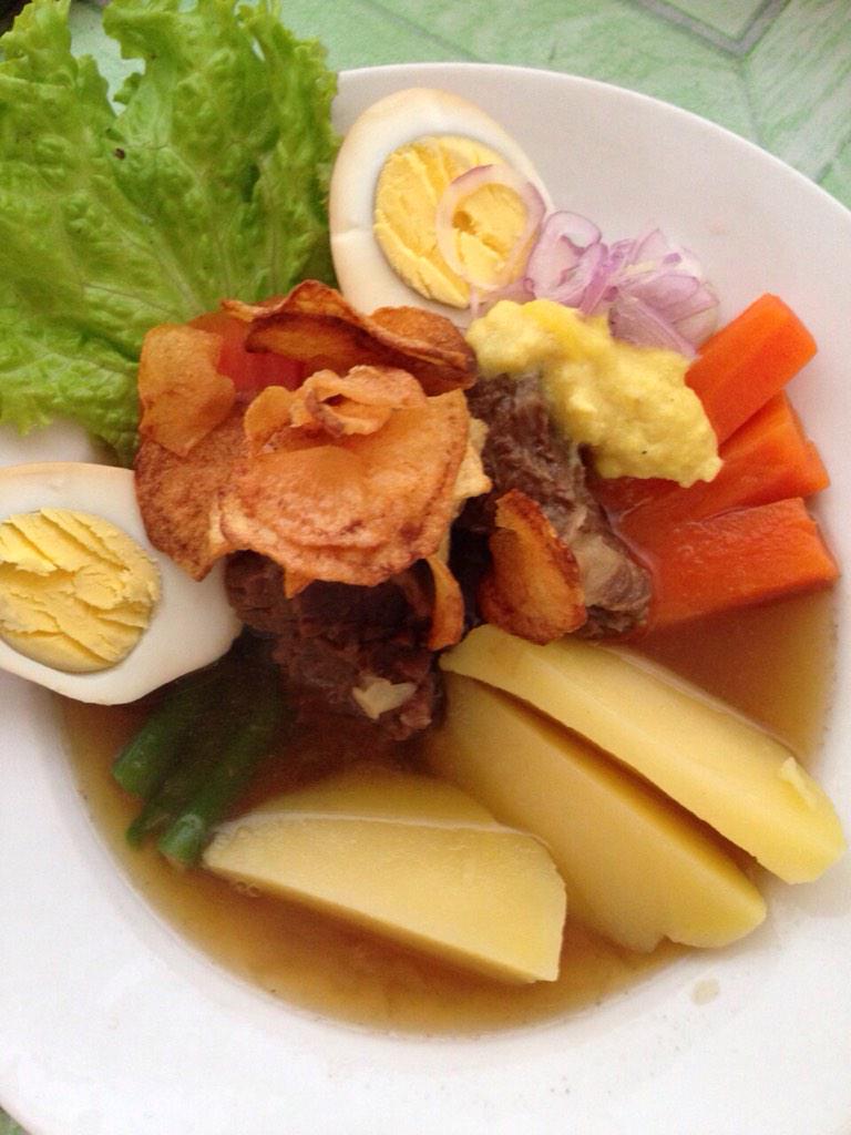 Omah_Gading's tweet photo. Haii guyss!! cobain deh Selat solo ,dengan daging yang empuk dan taburan kentang goreng diatas nyaa.cuman Rp 15.000:) http://t.co/Cn3ckRSgPB