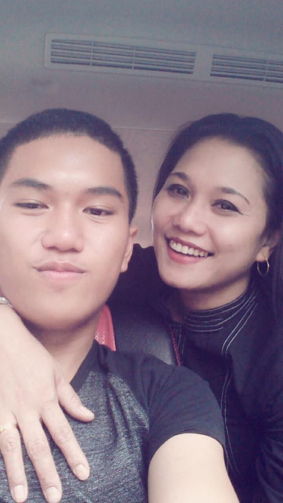 Dhedeo95's tweet photo. Me and my mother http://t.co/kxsyChoUfp