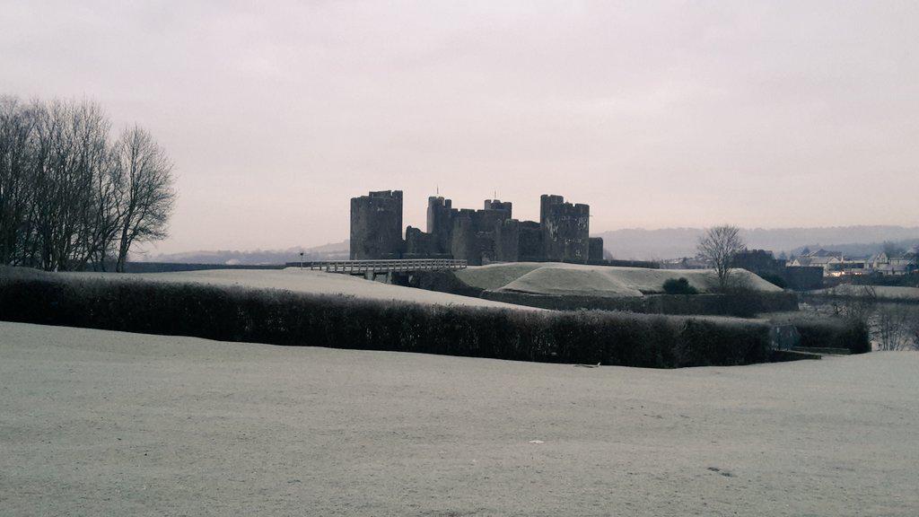Welsh_ICE's tweet photo. It's definitely looking like a Winter Wonderland in #caerphilly this morning! #frozen @Visitcaerphilly @caerphillycas http://t.co/Y1OMDwin0D