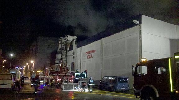 dmontanes's tweet photo. Bomberos del 112 sofocan un incendio en una nave de conservas en #Santoña http://t.co/Y9RKryGCuk http://t.co/adjOzj2ke4