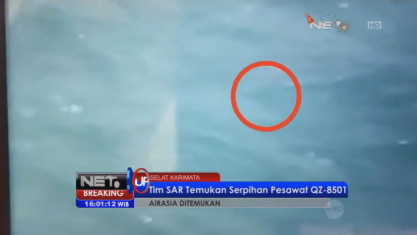 mdtvindonesia's tweet photo. Selain serpihan pesawat Air Asia QZ 8501 .Tim SAR juga menemukan rompi penyelamat #NETBreakingNews http://t.co/bAtIkFqeAl