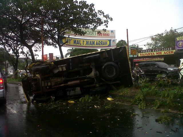 RT <a href="/Akira_Jo/">Joko Santoso</a>: jalan padat merayap dari arah dpan kotawisata hingga citra gran,kecelakaan truk  (via <a href="/nhiarsmna/">Rosmania™</a>)