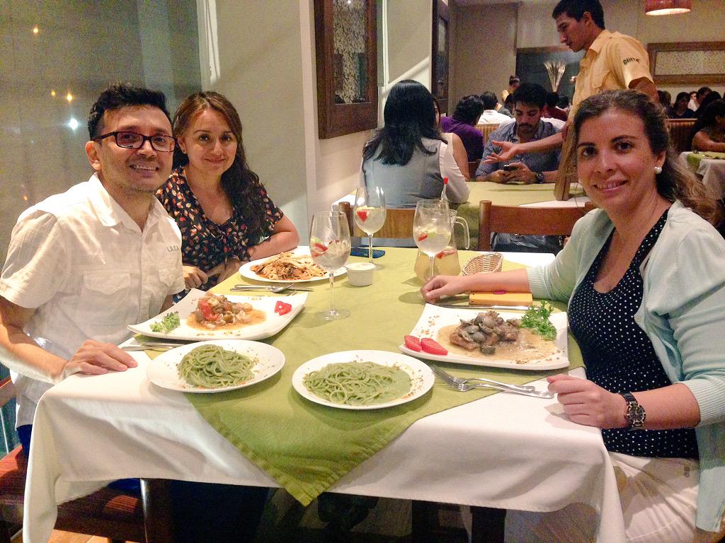 Angel_Paladines's tweet photo. #Cena #Amigos desde el PreUniversitario @ucatolicagye #navidadpresente http://t.co/TwxtNa63vq