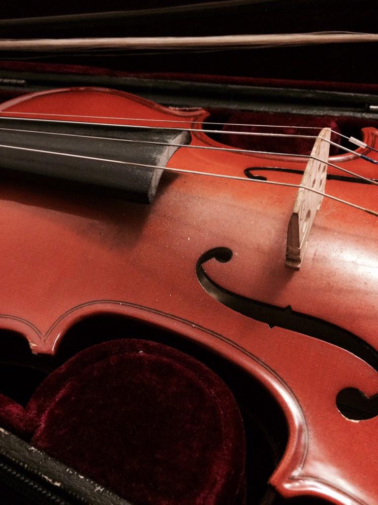 YahairaVictorin's tweet photo. The struggle cause I think my bridge moved and I want to practice and I don't know how to fix it. :( #INeedNewStrings http://t.co/MsVKo4Ti8X