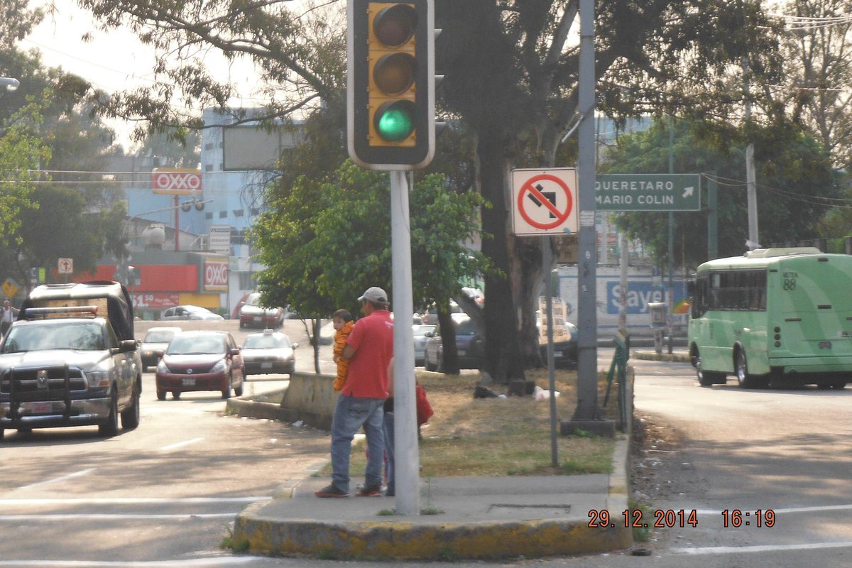 AcueductoG's tweet photo. NORA ARIAS, DELEGADA EN GAM, SE BURLA DE LA CIUDADANIA Y ABUSA DE SU AUTORIDAD. Mal balizamiento y quita lonas. http://t.co/aDxYh165Ug