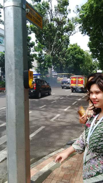 muti0312's tweet image. Hihihi..nyobain nyebrang depan balkot pake pencet bel pas makan siang..#norce..#biarin..