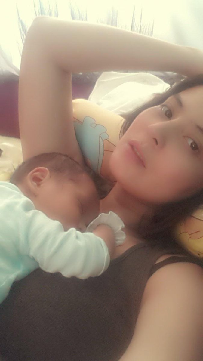 mayangdeano's tweet photo. becoming a mother  makes u realize u can do almost anything... one-handed 😀😂😅😄 #wonderwoman  #mycutelittlepeanut http://t.co/25mvM35AwY