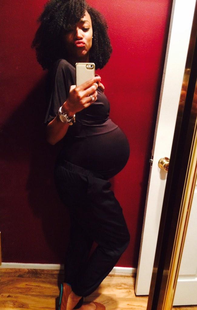 SonequaMG's tweet photo. So, what are y'all doin? I'm taking #bumpselfies when I should be getting ready for bed. #smh #canthelpit #I❤️mybelly http://t.co/VG4drZttmU