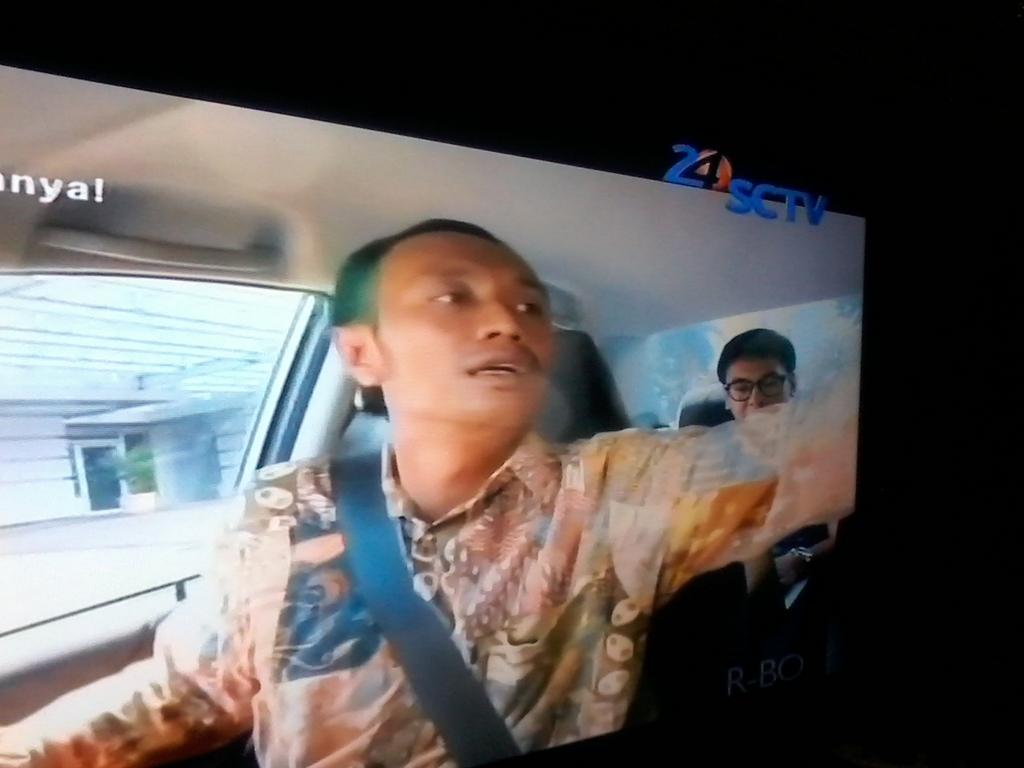 Danielgiantinoo's tweet photo. @radityadika: Lagi nonton film ini "MANUSIA 1/2 SALMON" . #respect http://t.co/wqQalHocBo