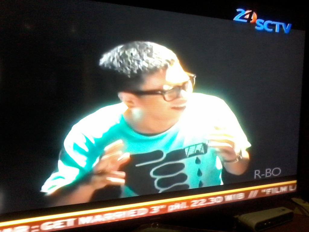Danielgiantinoo's tweet photo. @radityadika: Lagi nonton film ini "MANUSIA 1/2 SALMON" . #respect http://t.co/wqQalHocBo