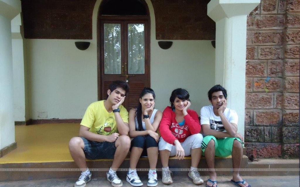 d3_fc's tweet photo. Awesome foursome💛💛 #AdorableClick http://t.co/uGQaHAjrqP