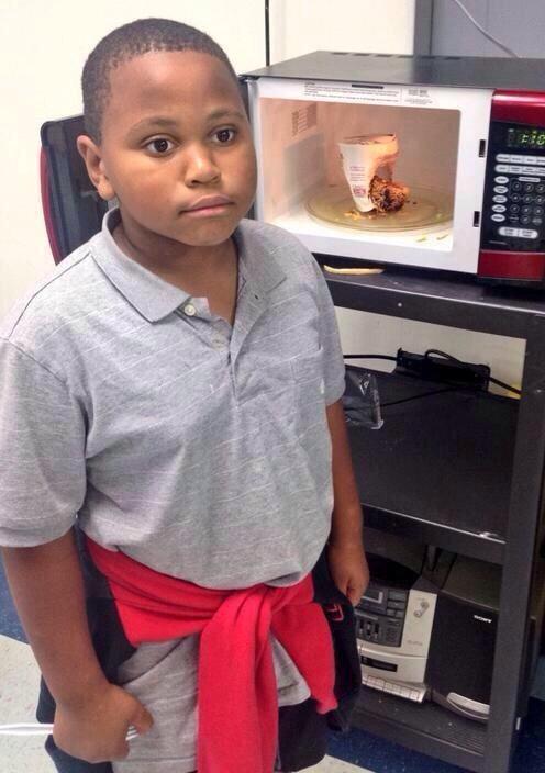 ayckdel's tweet photo. Si mon fils je le gronde et il me regarde comme ça la vie je me tape une grosse barre 😂😂😂 http://t.co/8bsI2Wvolz