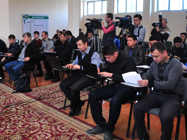 Ўзбекистон МТЖ бош мураббийи Миржалол Қосимов, <a href="/DjeparovServer/">Djeparov Server</a>, <a href="/TKapadze/">Timur K</a> ва Санжар Турсунов матбуот анжуманида.