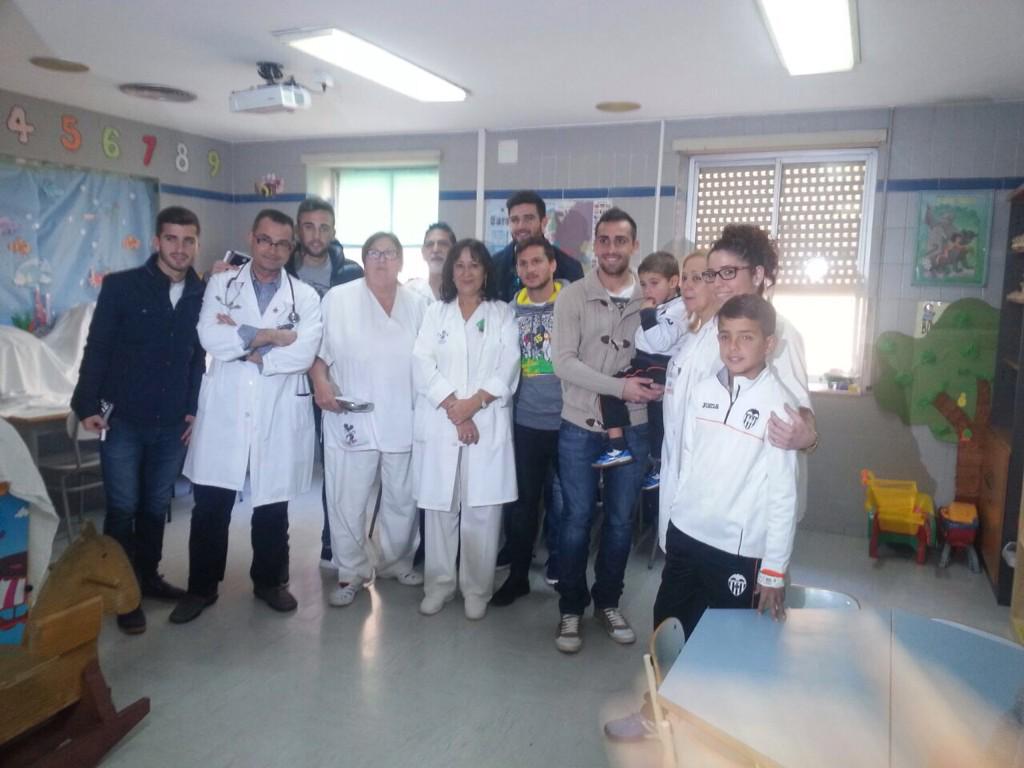Los jugadores del <a href="/valenciacf/">Valencia CF</a> están visitando el hospital Francesc de Borja de Gandia.
